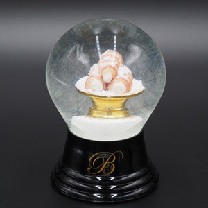 
                  
                    Laden Sie das Bild in den Galerie-Viewer, Original Vienna Snowglobe - Sonderedition Schaumrolle
                  
                